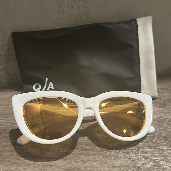Quay Australia mirrored Rhymes Sunglasses - Picture 3 of 12